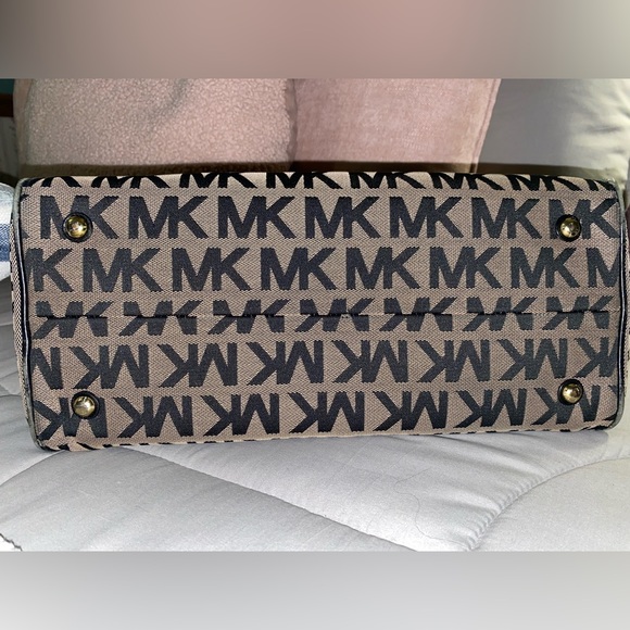 Authentic Michael Kors Satchel - Picture 3 of 16